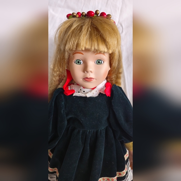 Victorian style porcelain 16" collectible doll - Picture 10 of 10